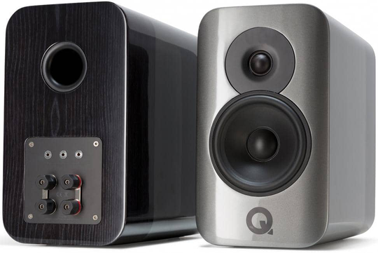 Q Acoustics Concept 300 jalustakaiutin hopea, pari, jalustoilla